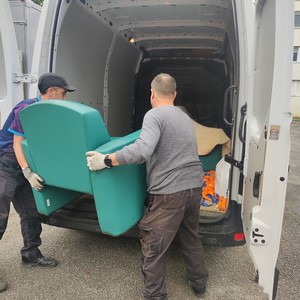 Chargement des objets dans les camions par les structures Chargement des objets dans les camions par les structures
