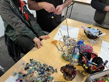 Création de porte-clés avec des bijoux et tissus