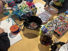 Création de bracelets avec de la laine et des tissus